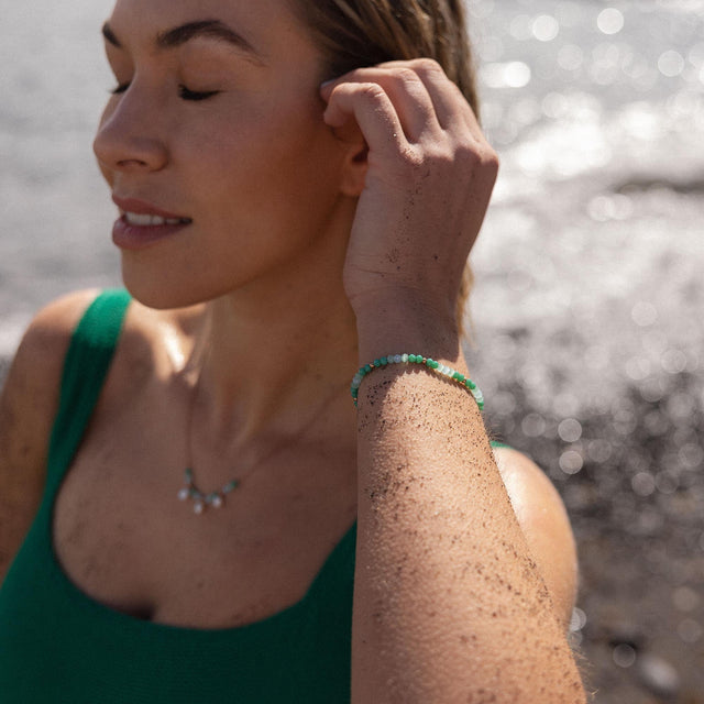 Buntes Armband aus Natursteinen, getragen am Handgelenk, inspiriert von PURELEI.