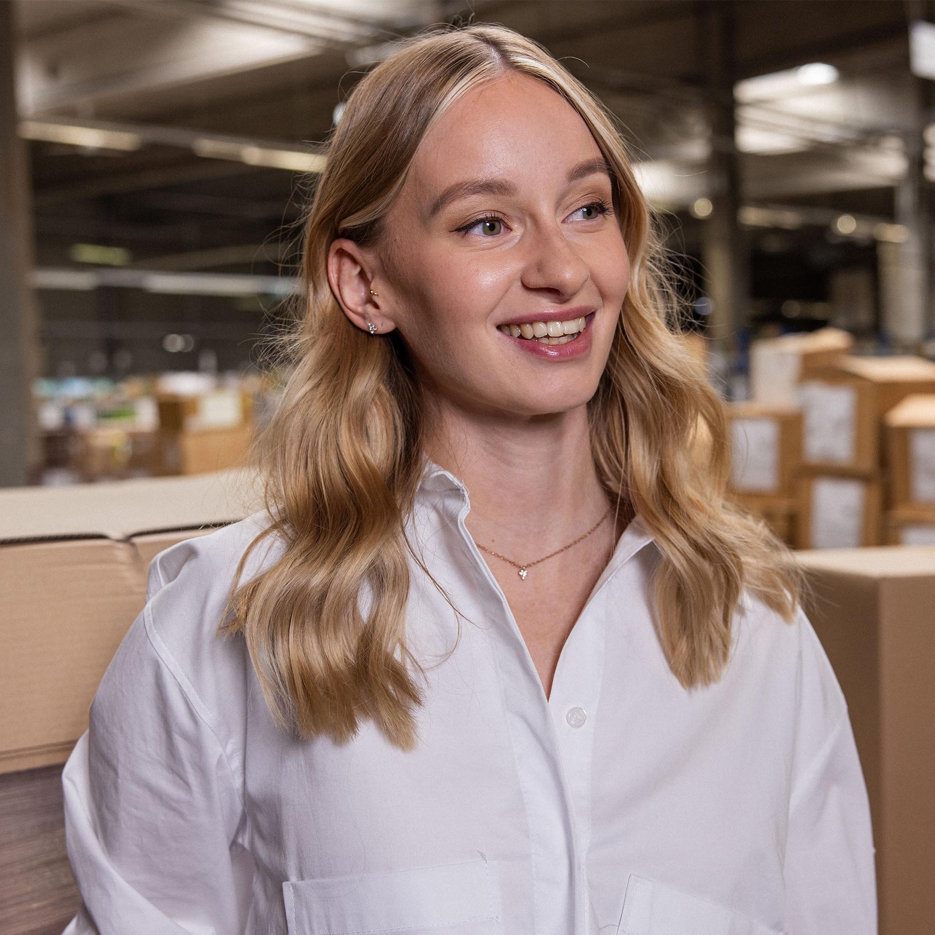 Feminine PURELEI Kette mit zartem Anhänger, getragen in einem modernen Umfeld.