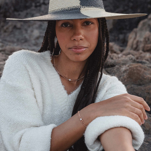 Silberne Kette und Armband von PURELEI, elegant und modern, getragen mit einem weißen Pullover.
