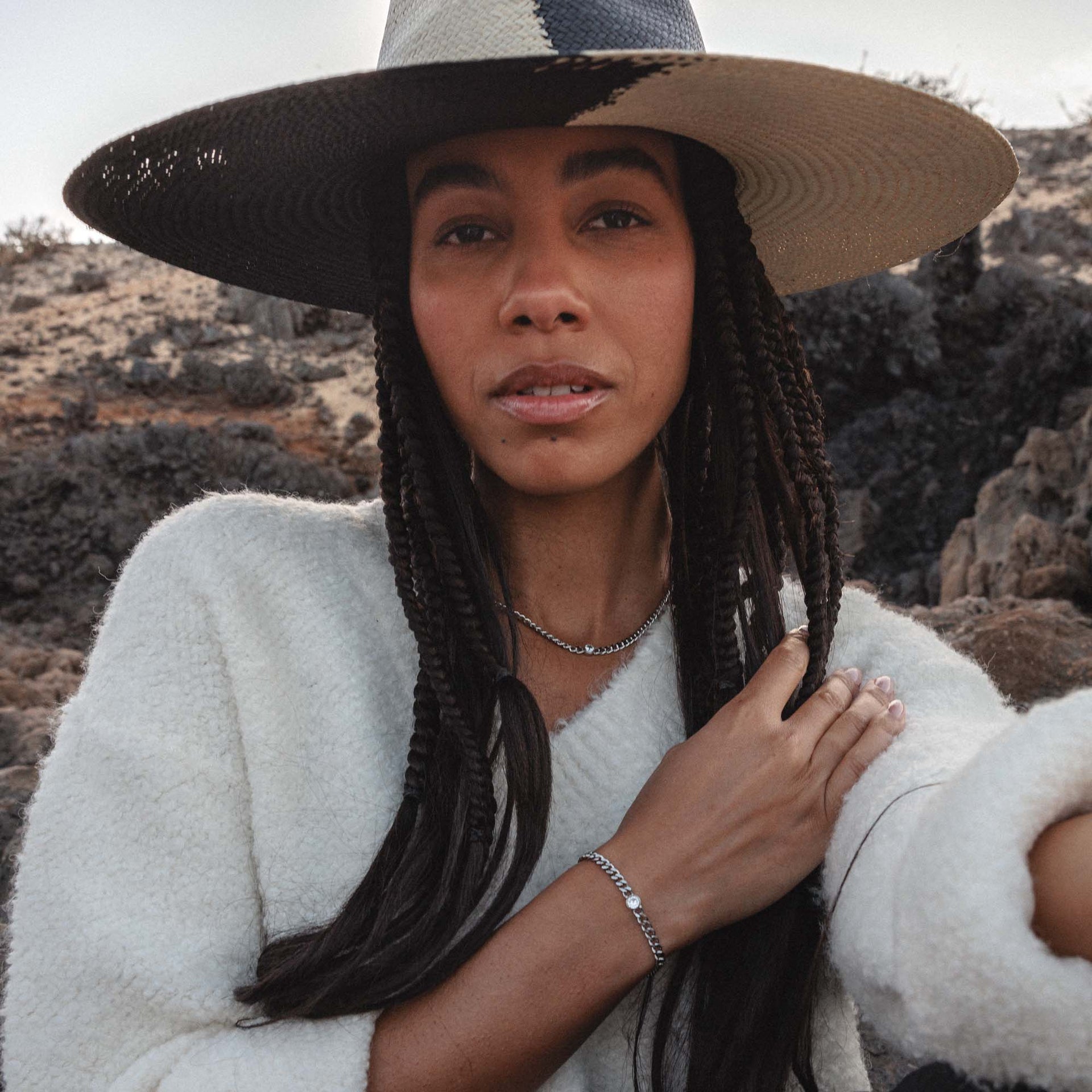Silberne Kette und Armband von PURELEI, getragen in natürlicher Umgebung, elegant und lässig.