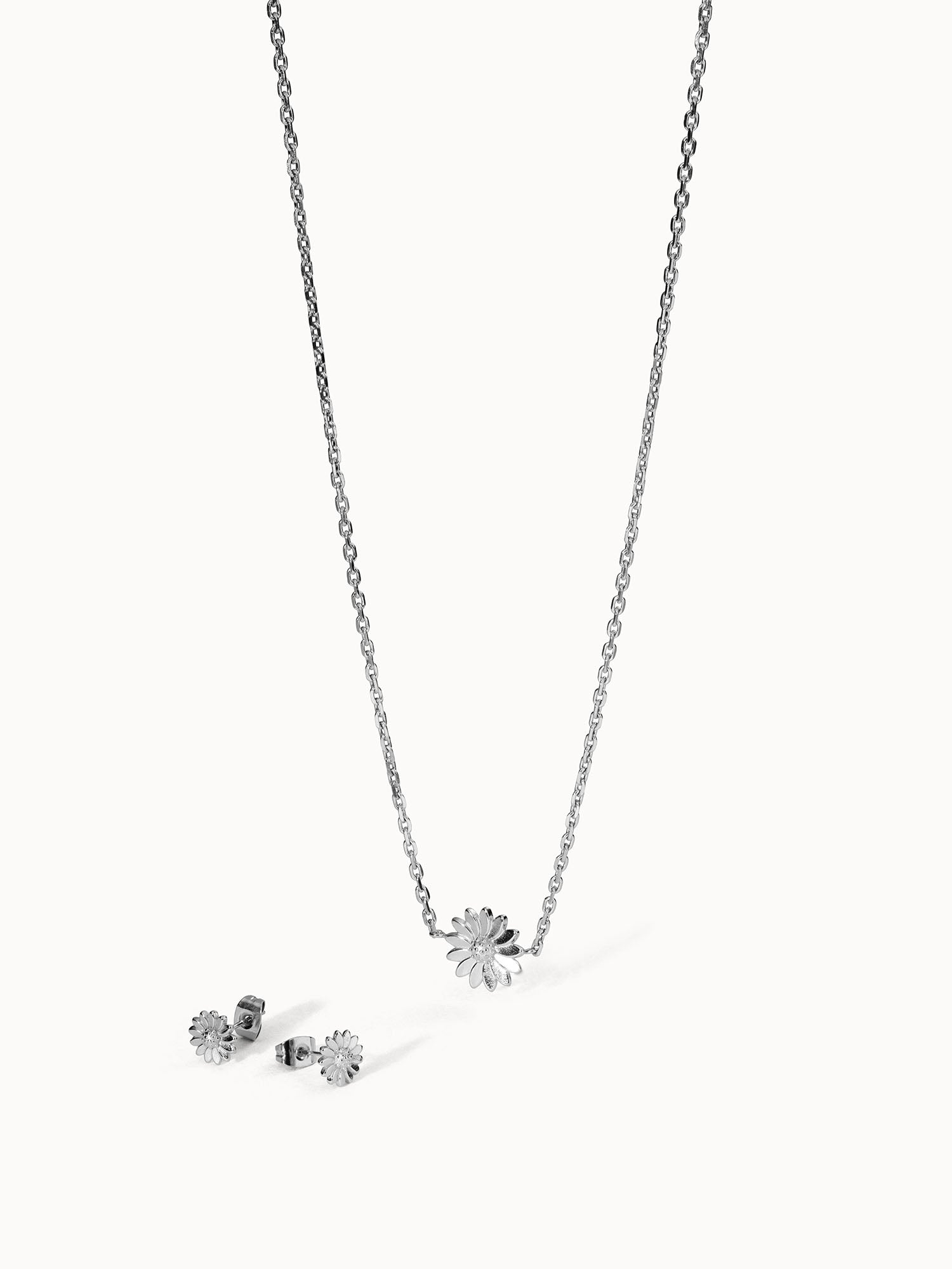 Silberne Kette und Ohrringe mit floralen Motiven von PURELEI, elegant und verspielt.