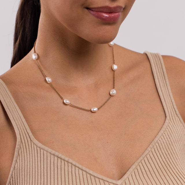 PURELEI Malahi Kette mit 18K vergoldeter Kette und zarten Süßwasserperlen, elegant und feminin am Hals getragen.