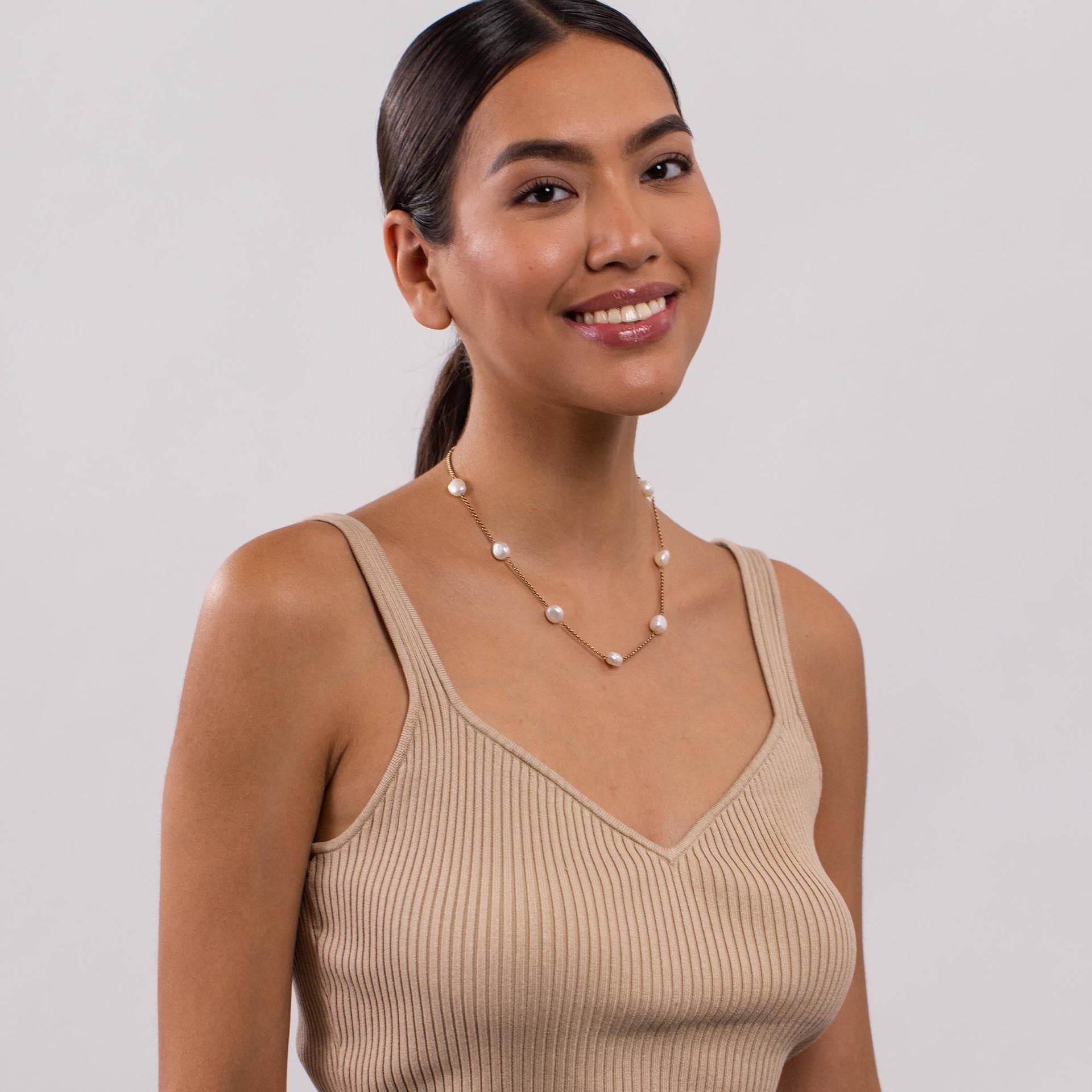 PURELEI Malahi Kette mit goldener Edelstahlkette und feinen Süßwasserperlen, elegant und feminin getragen.