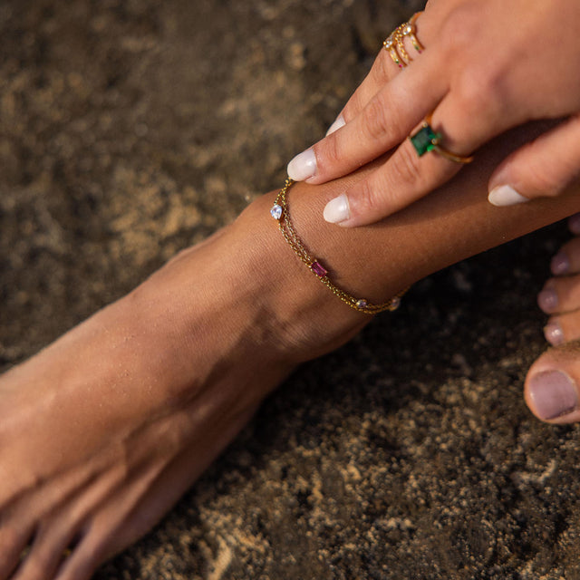Roségoldenes Fußarmband mit zarten Details, getragen am Fuß, von PURELEI.