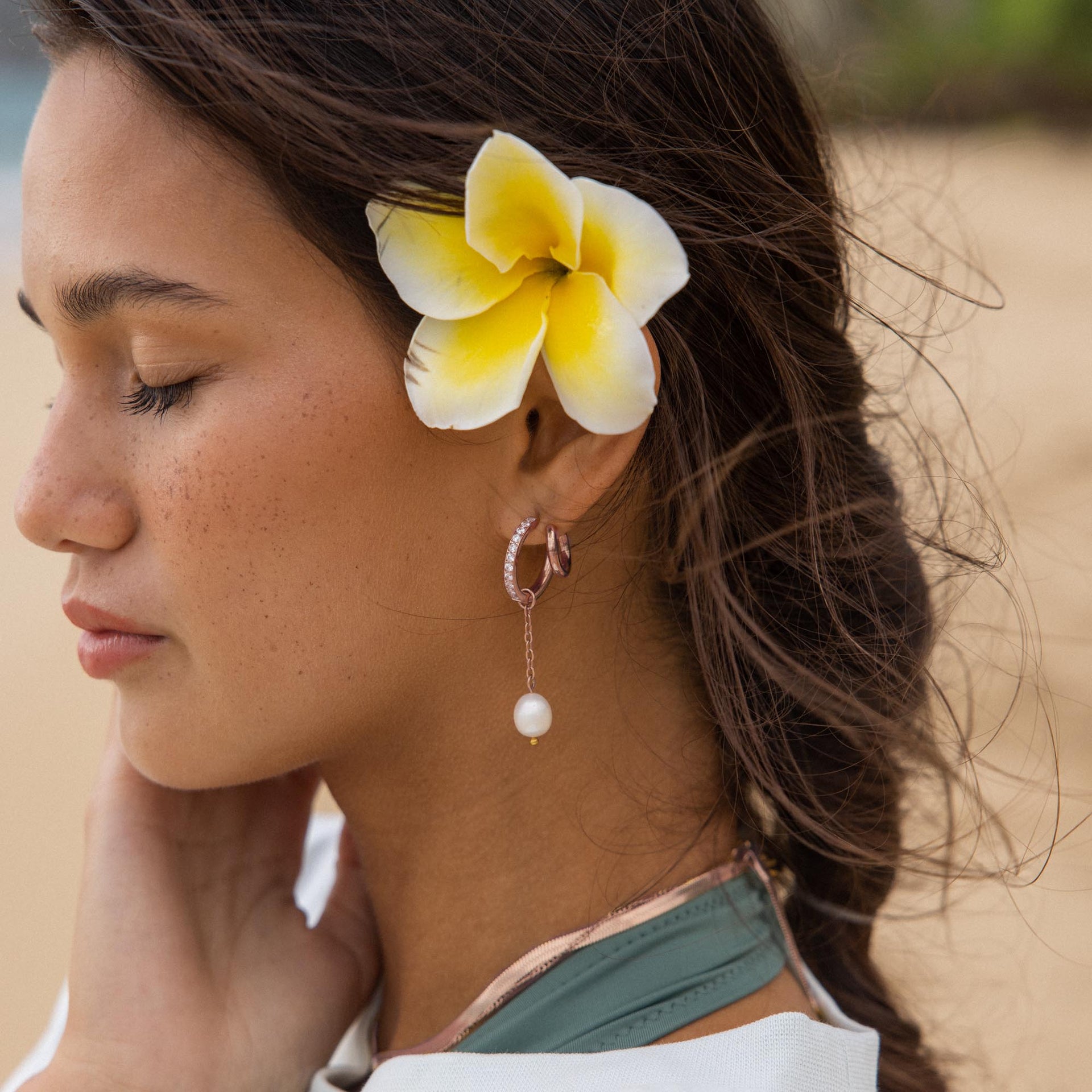 Silberne Creolen mit Perle und floralen Akzenten, PURELEI inspiriert von tropischer Eleganz.