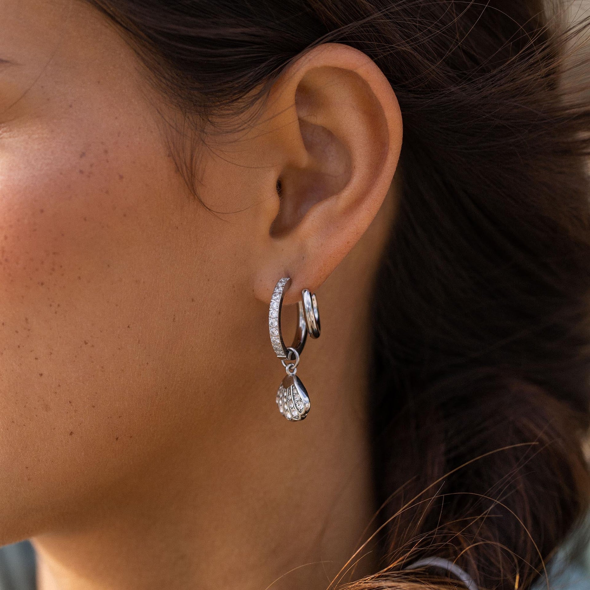 Silberne Ohrringe mit Muschel-Anhänger, PURELEI, elegant und feminin.