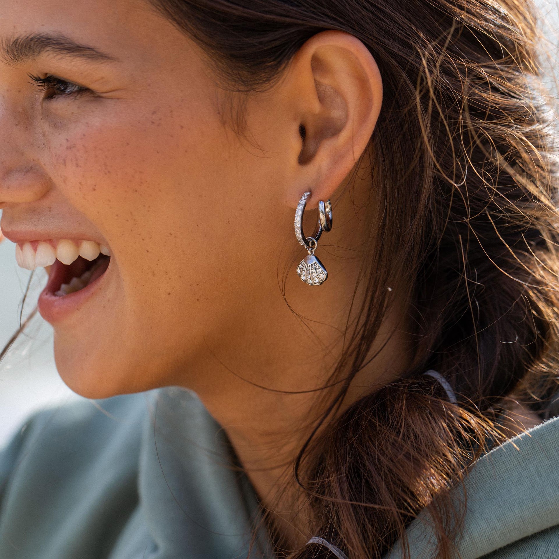 Silberne Ohrringe mit Muschel-Anhänger, PURELEI, elegant und strahlend.