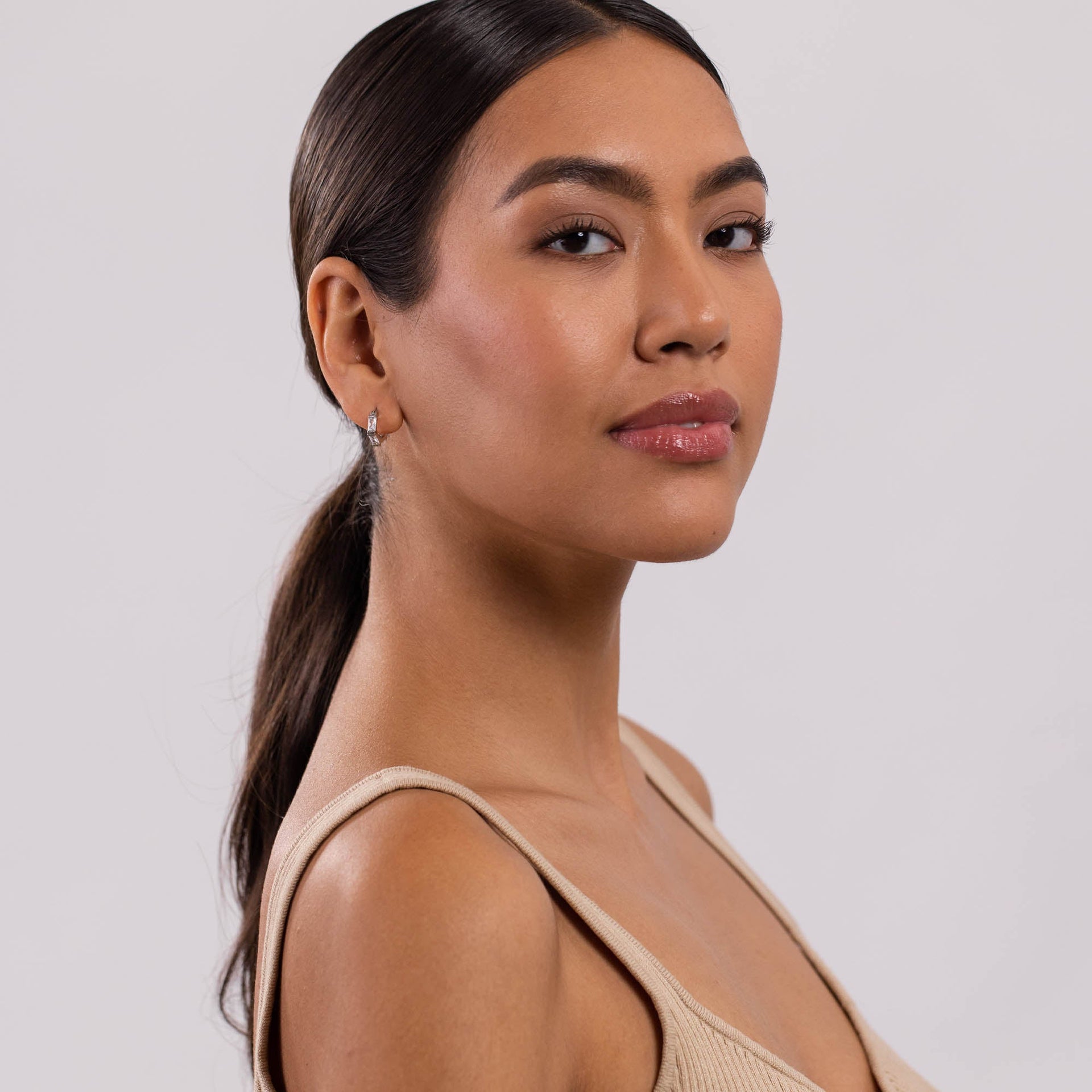 Nickelfreie Silbercreolen, elegant und modern, getragen von einer Frau mit natürlichem Look – PURELEI.