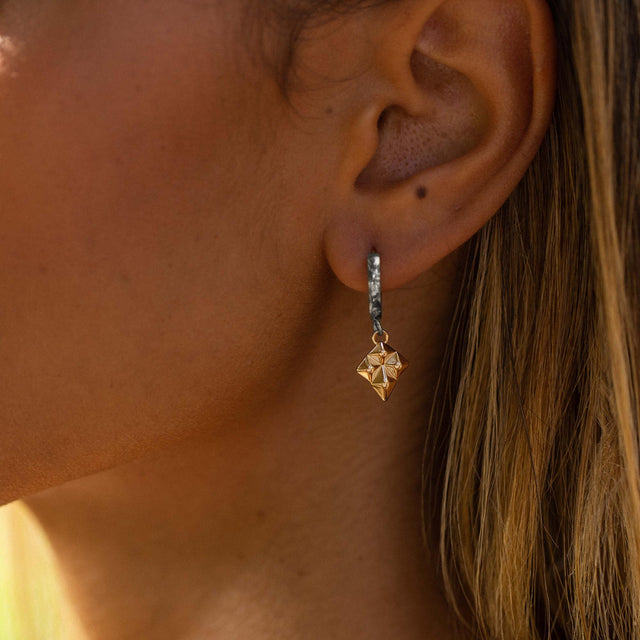 Goldene Ohrringe mit geometrischem Design, PURELEI, elegant und feminin.