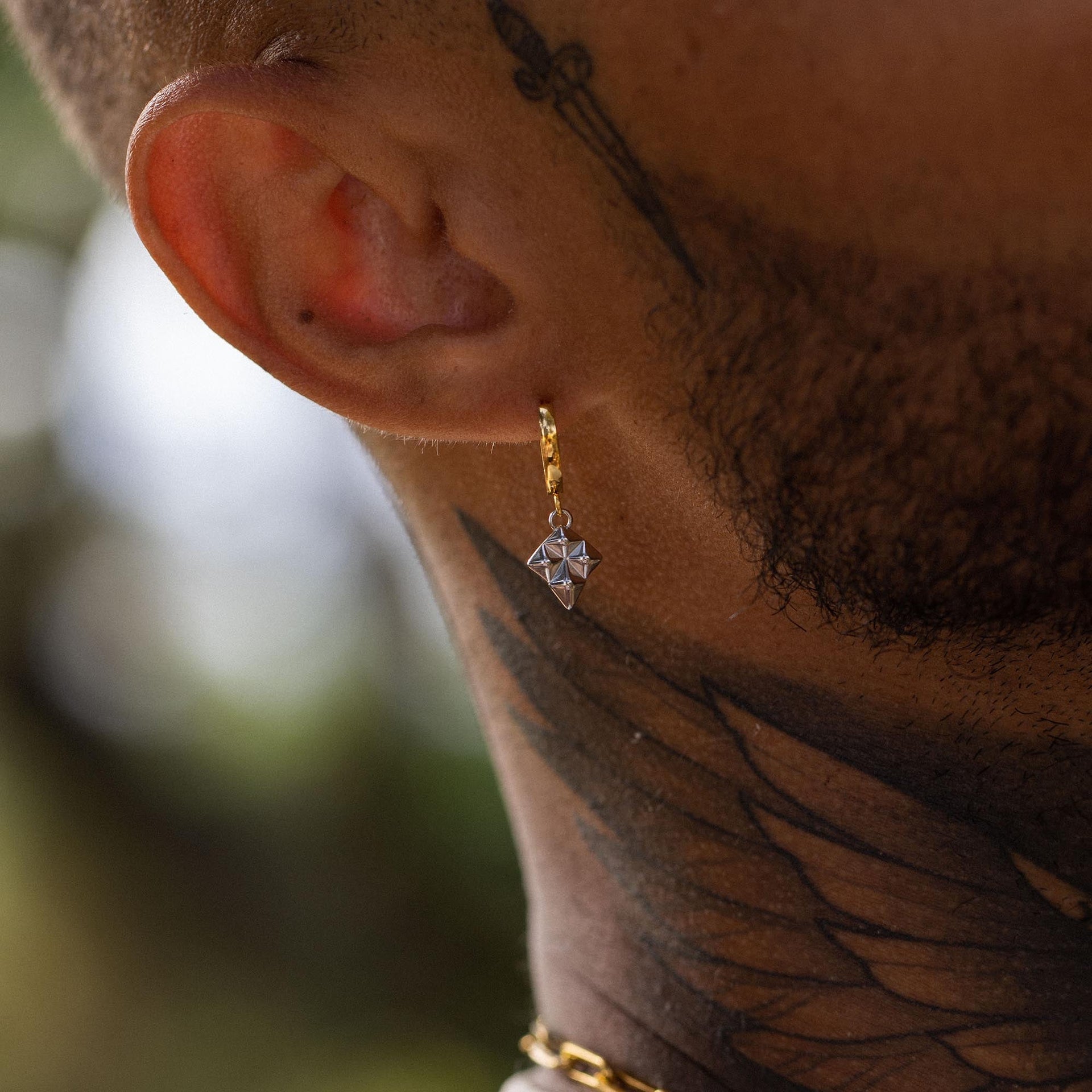 Silberner Ohrring mit geometrischem Design, getragen am Ohr, von PURELEI.