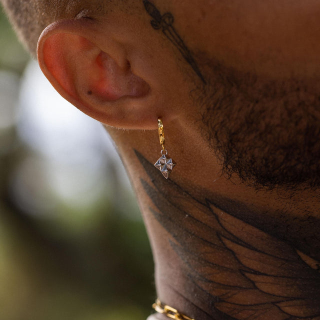 Silberner Ohrring mit geometrischem Design, getragen am Ohr, von PURELEI.