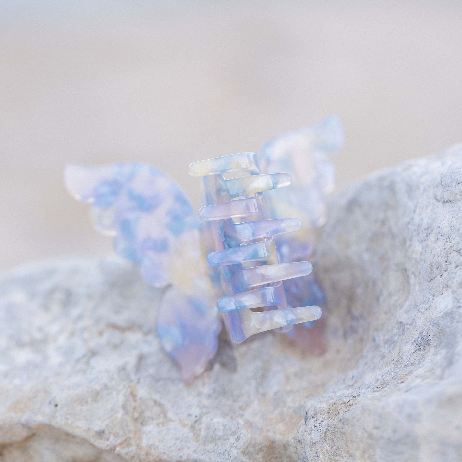 Fairytale Schmetterling Haarklammer aus schimmerndem Acetat in Regenbogenfarben von PURELEI, elegant und feminin.