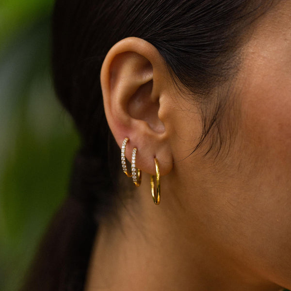 Roségoldene Creolen mit zarten Details, getragen am Ohr, von PURELEI.