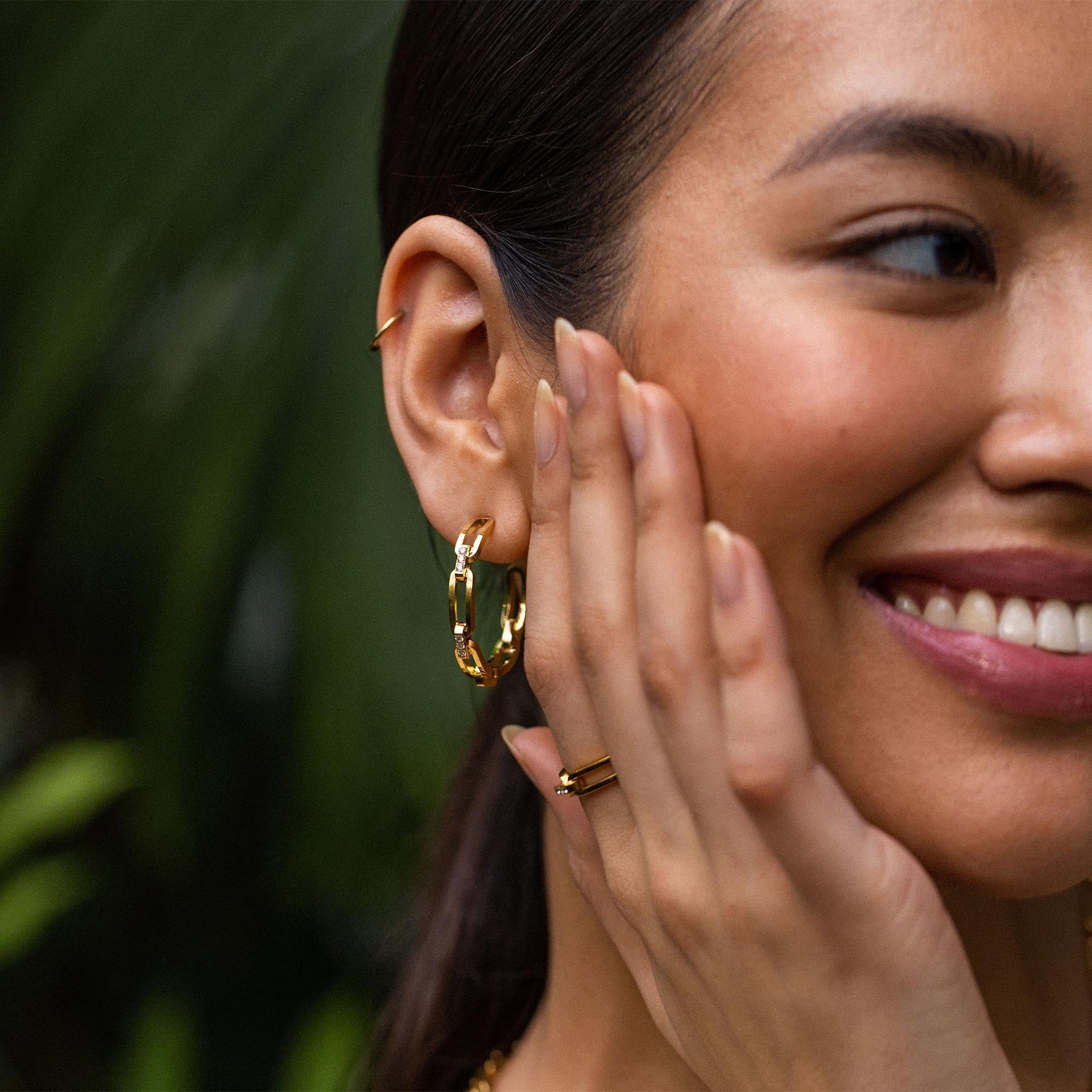 Always Ohrringe goldene Creolen im Ketten-Glieder-Look mit Schmucksteinen, PURELEI, elegant und feminin getragen.