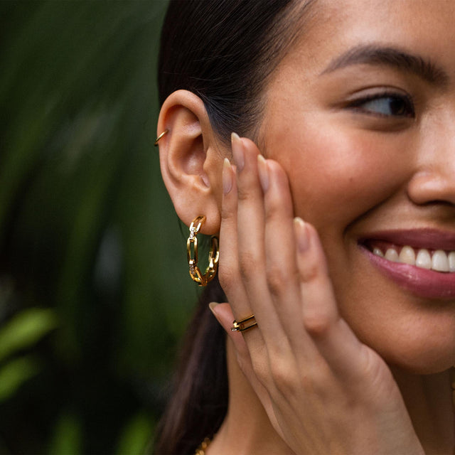 Always Ohrringe goldene Creolen im Ketten-Glieder-Look mit Schmucksteinen, PURELEI, elegant und feminin getragen.