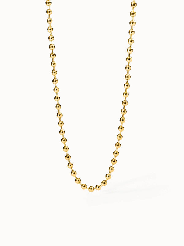 Goldene Perlenkette von PURELEI, elegant und zeitlos, strahlt Wärme und Stil aus.