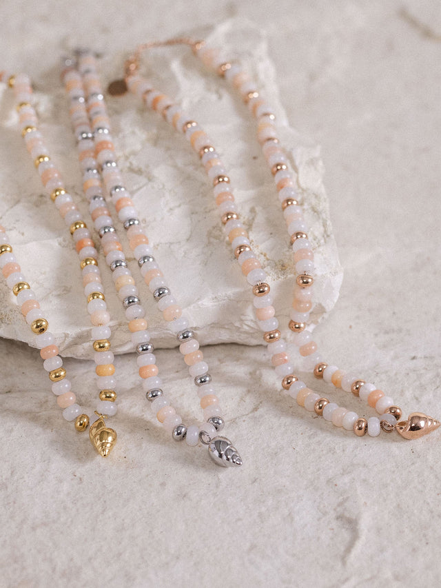 Seafoam Kette von PURELEI mit zarten Nude-Perlen und Muschel-Anhänger in Roségold, gold und Silber, beachy calm.