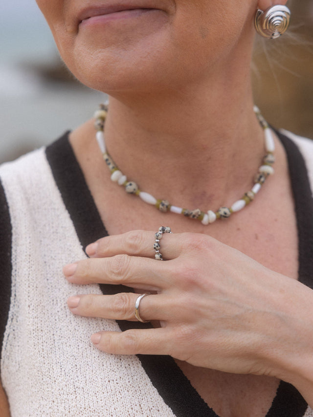 Anxiety Coast Ring aus Dalmatiner-Jaspis und Edelstahl, natürlich elegant getragen, PURELEI Signature Schmuckstück