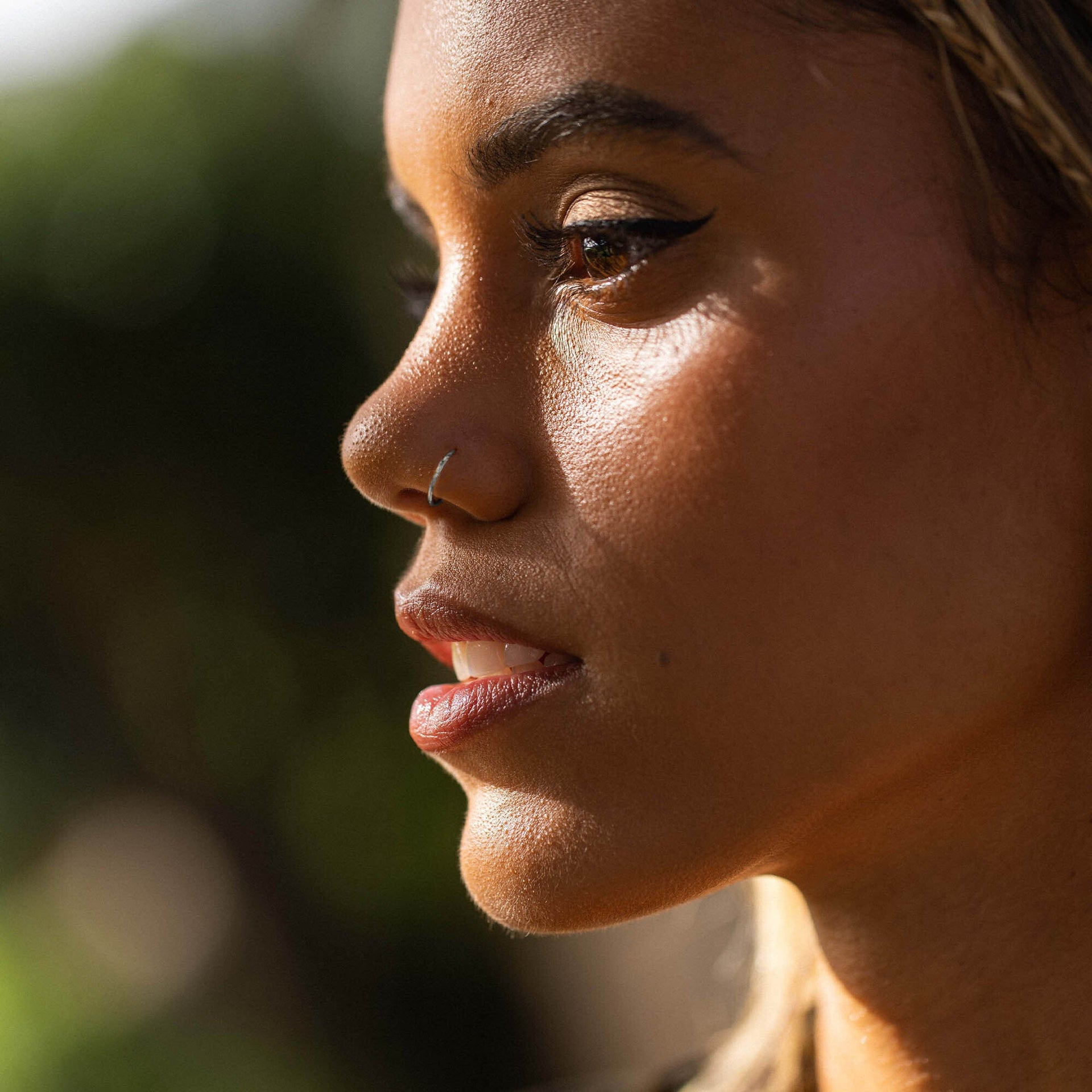 PURELEI Basic Piercing aus nickelfreiem Edelstahl, filigran am Nasenloch getragen mit warmem, natürlichem Lichtspiel