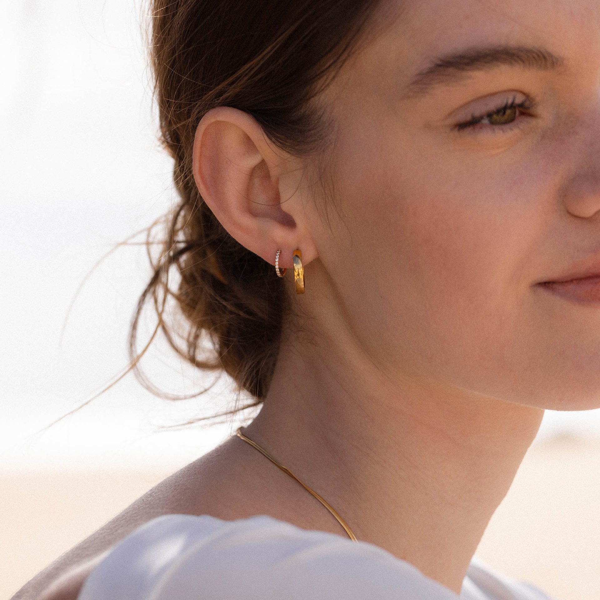 Roségoldene Creolen von PURELEI, elegant und feminin, strahlen Leichtigkeit aus.