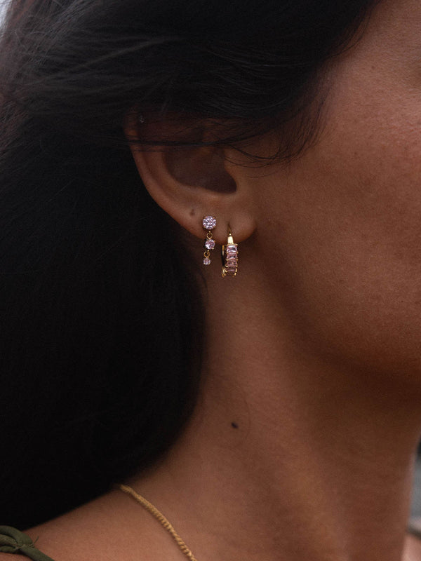 Roségoldene Creolen und Ohrstecker von PURELEI, elegant und feminin, strahlen Wärme aus.