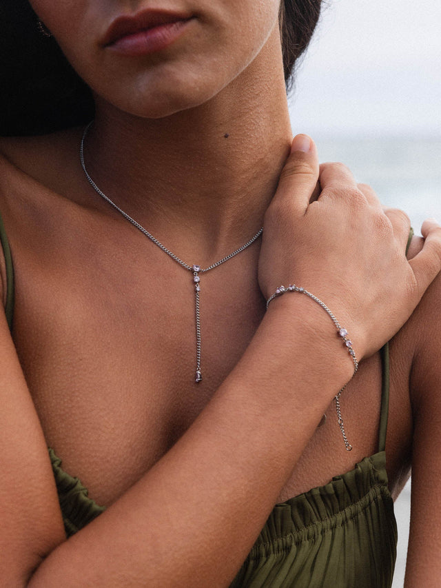 Silberne Kette und Armband von PURELEI, elegant und feminin, am Handgelenk und Hals getragen.