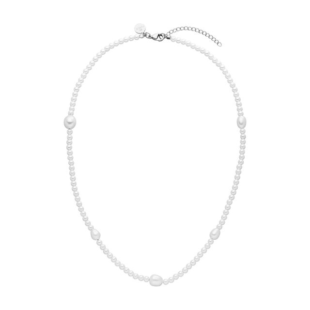 Weiße Perlenkette mit verschiedenen Muschel-Details, elegant und feminin – PURELEI.