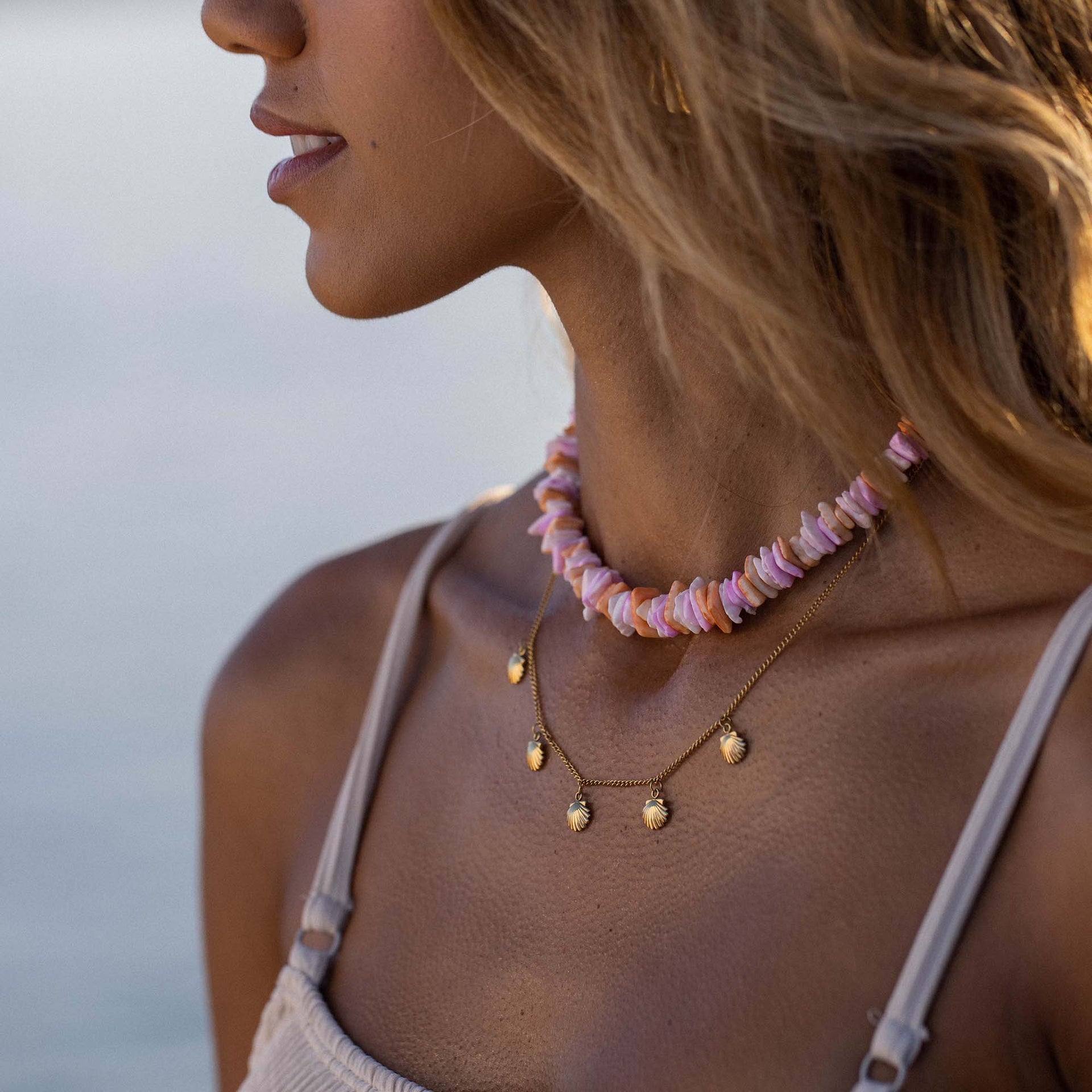 PURELEI Kalea Shell Kette mit goldenen Muschel-Anhängern, warmes Strandlicht, feminine Sommer-Eleganz