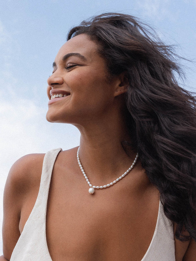 Perlenkette von PURELEI, elegant und feminin, strahlt tropische Leichtigkeit aus.