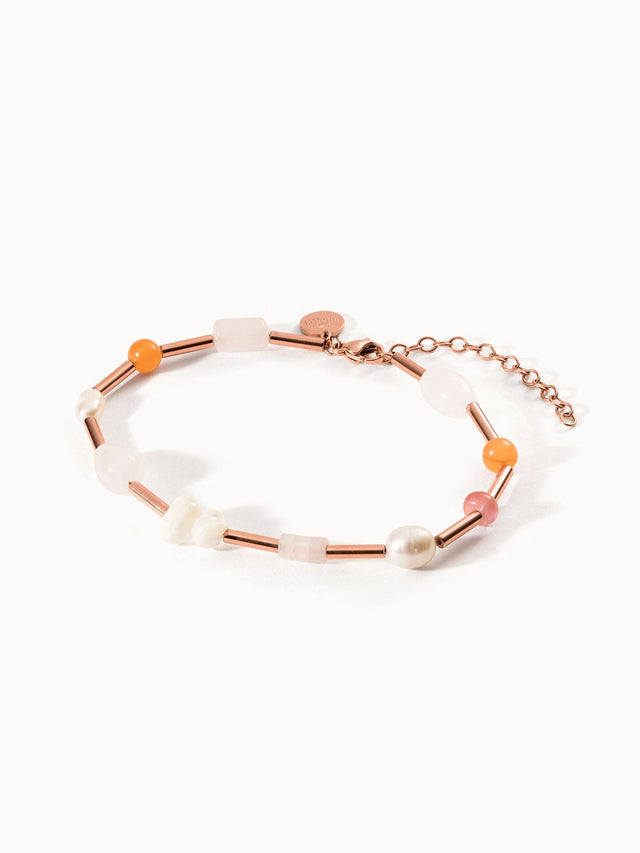 Roségoldenes Armband mit bunten Perlen und Muscheldetails von PURELEI.