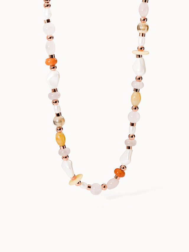 Feminine Kette aus roséfarbenen Perlen und Muscheln von PURELEI, strahlt tropische Leichtigkeit aus.