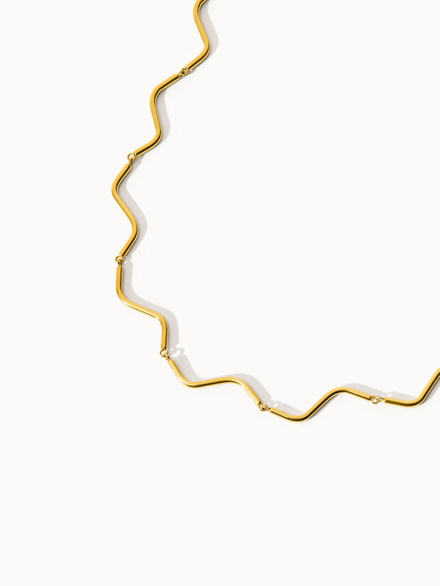 Goldene Wellenkette von PURELEI, elegant und modern mit geschwungenem Design.