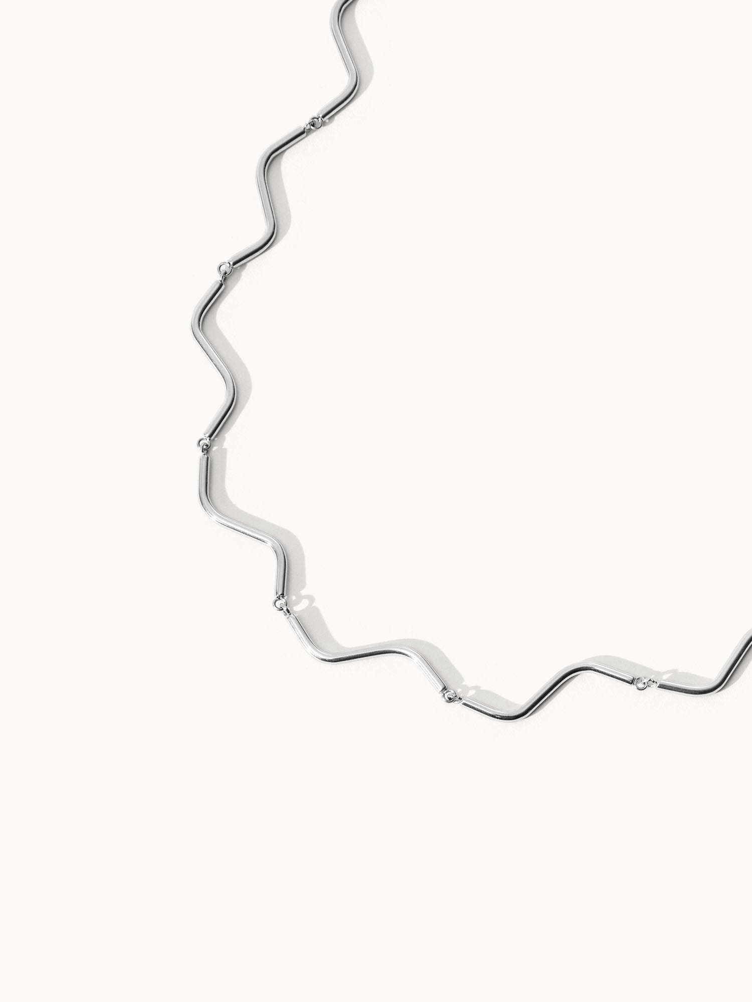 Silberne Wellenkette von PURELEI, elegant und modern, mit glänzender Oberfläche.