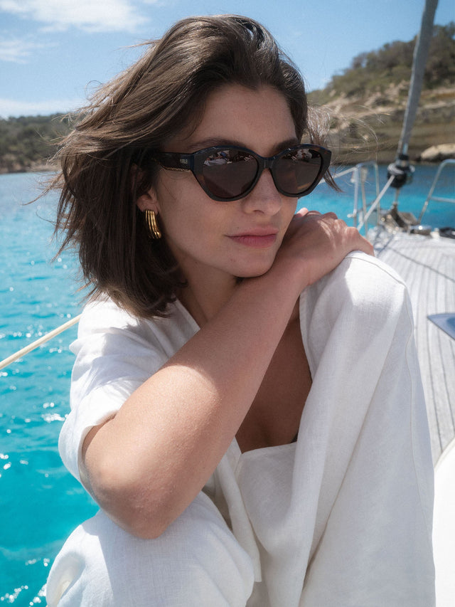 Lagoon Sonnenbrille in dunkelbraunem Schildpatt mit ovalem Rahmen, PURELEI Logo, strahlt elegante Island-Leichtigkeit aus.