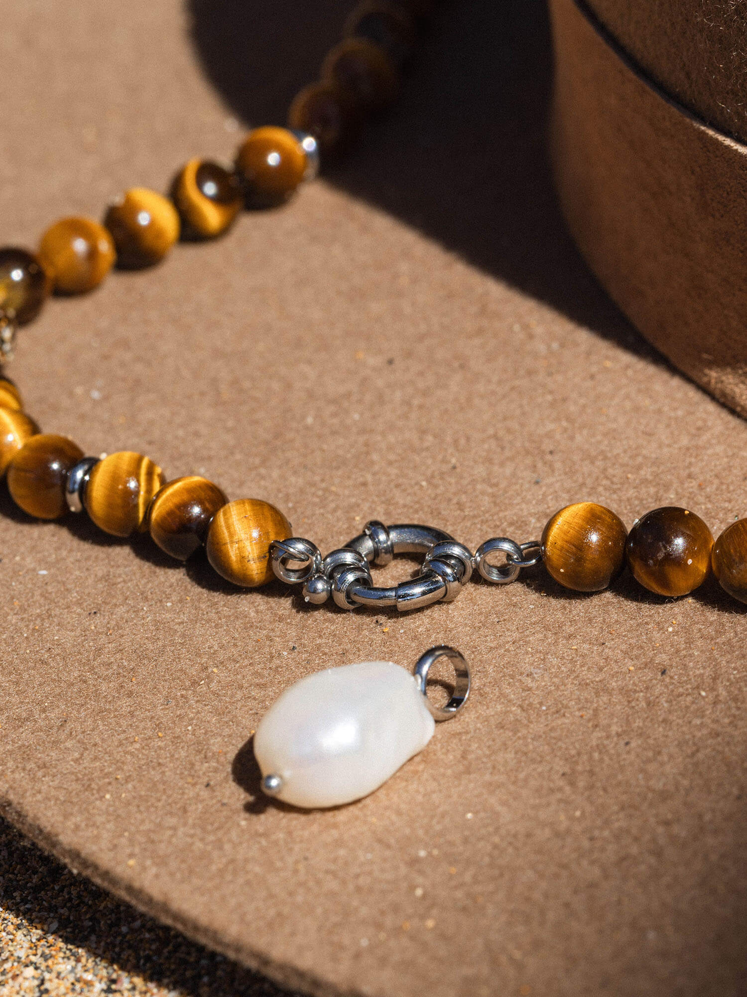 Braunes Tigerauge-Armband mit Muschel-Anhänger, PURELEI, elegant und natürlich.