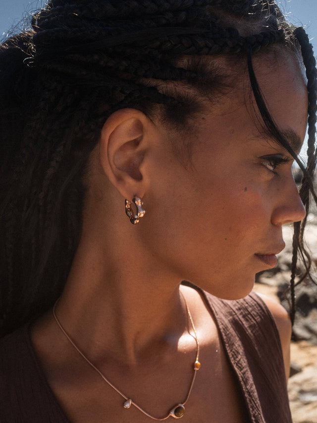 Silberne Ohrringe und Kette von PURELEI, elegant und feminin, mit zarten Details.