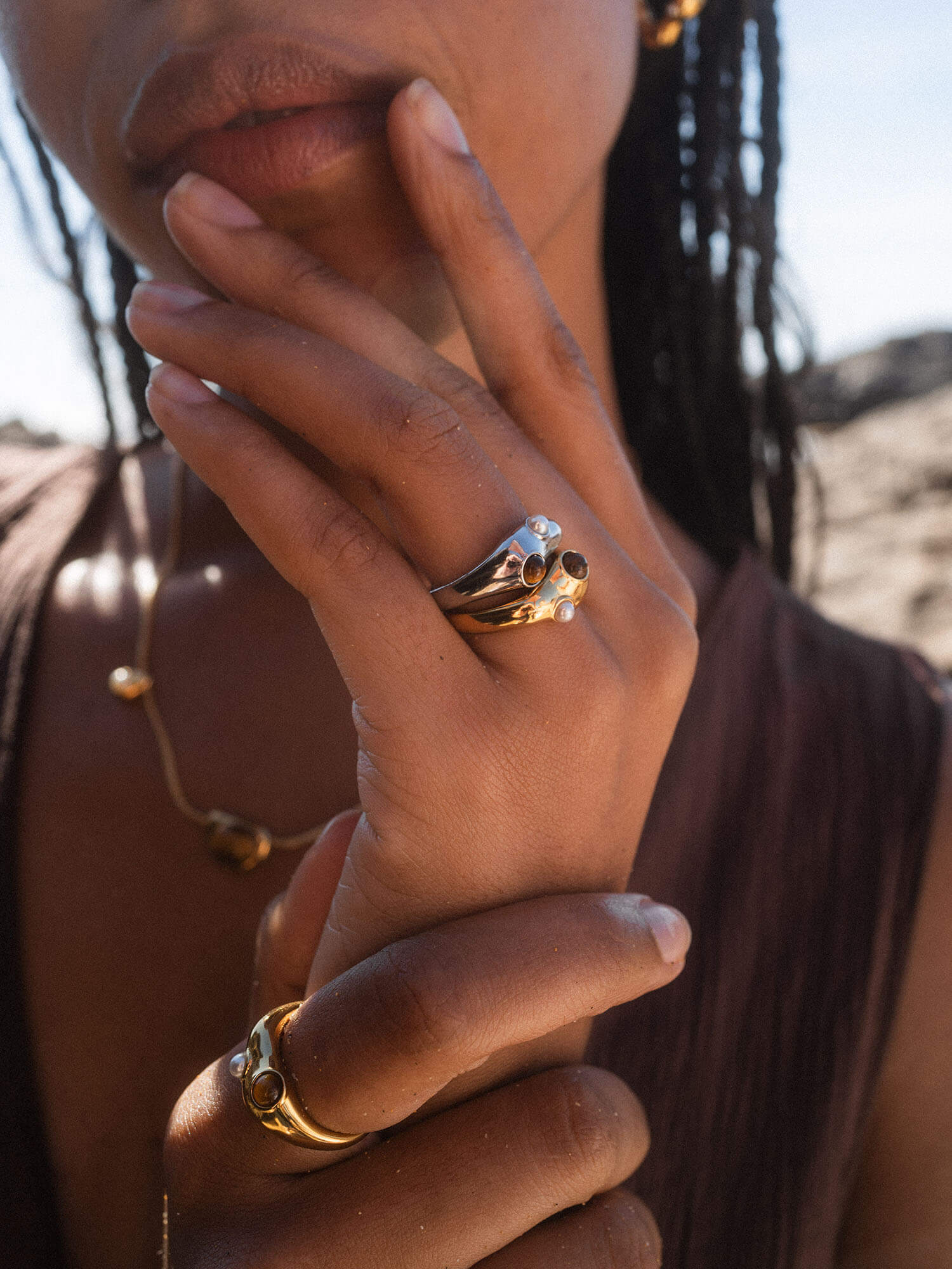 Silberne Ringe mit organischen Formen, getragen an einer Hand, inspiriert von PURELEI.