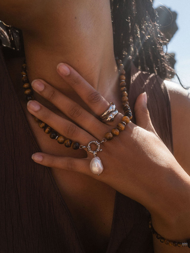 Braune Holzperlenkette und silberner Ring mit Muschel-Anhänger von PURELEI.