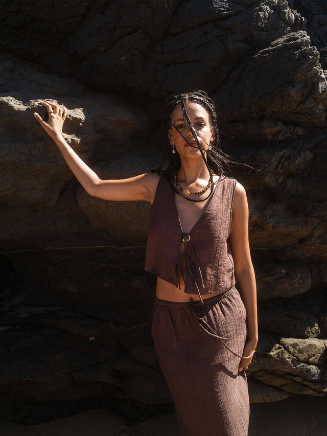 PURELEI Tiger's Eye Charm Kette mit goldbraunen Tigerauge-Perlen, verstellbar, strahlt warme Eleganz am Felsen aus.