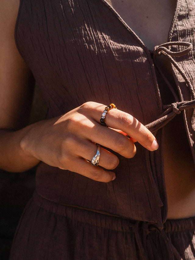 Anxiety Tiger‘s Eye Pearl Ring von PURELEI mit Tigerauge und Süßwasserperle, warmes, natürliches Styling am Hand.