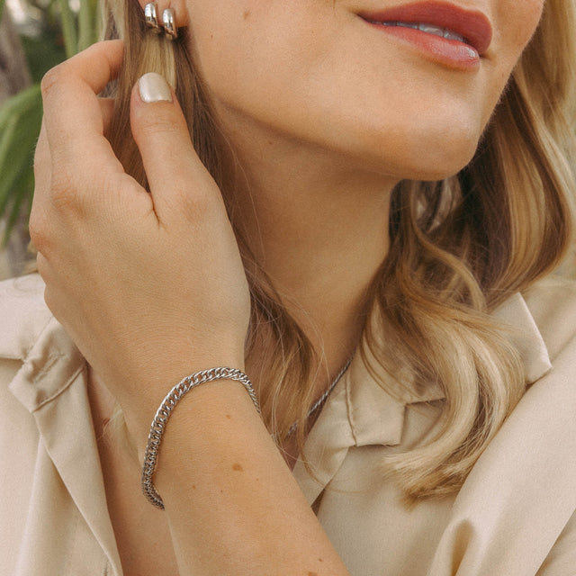 Silbernes Armband von PURELEI mit Kettendesign, elegant am Handgelenk getragen.