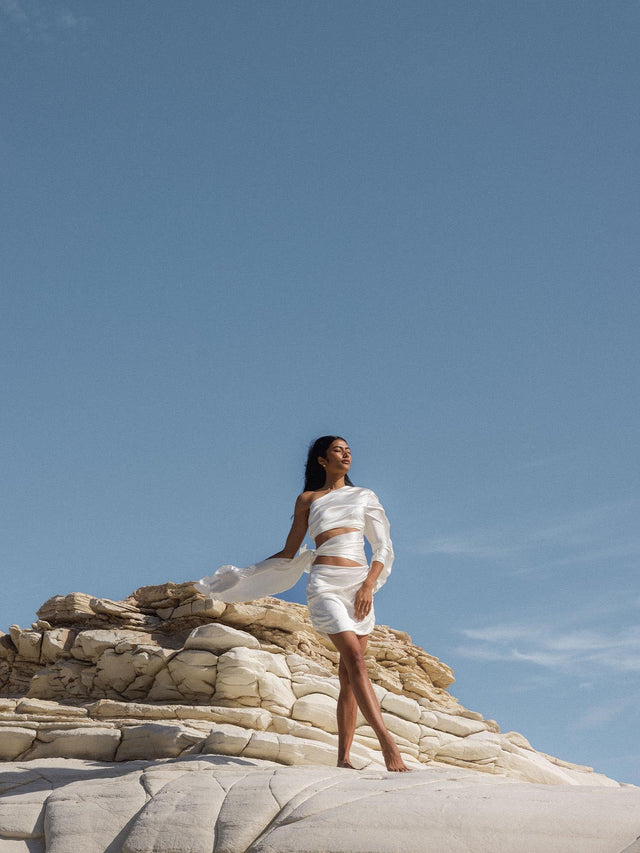 Pisces Letter Charm in vergoldetem Edelstahl, feines Sternzeichen-Design, elegant getragen, PURELEI Signature Ästhetik