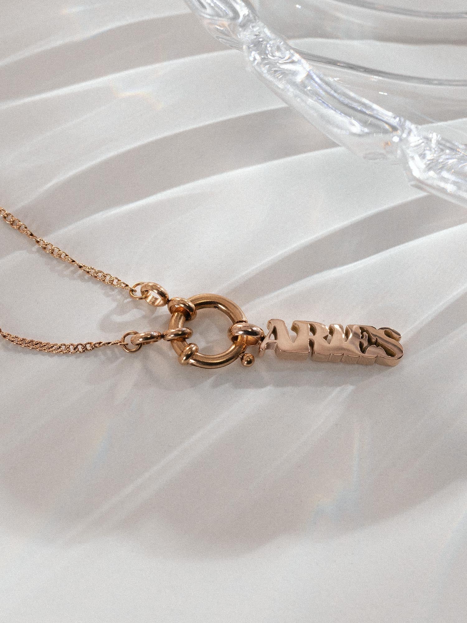 PURELEI Aries Letter Charm aus 18K rosévergoldetem Edelstahl, elegant auf hellem Hintergrund inszeniert