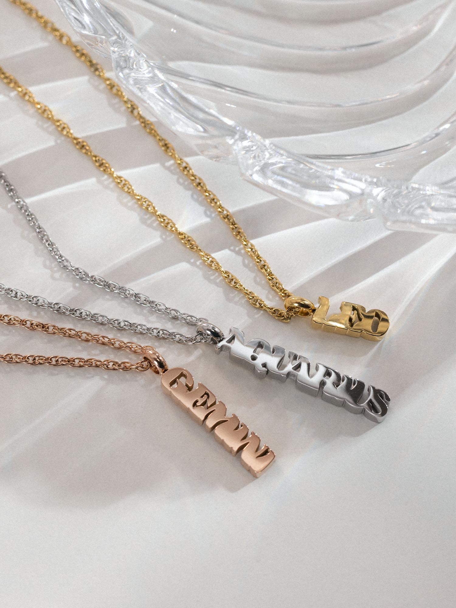 Leo Letter Charm in Gold, Silber und Roségold, nickelfrei, elegante Kettenanhänger mit modernem Design von PURELEI.