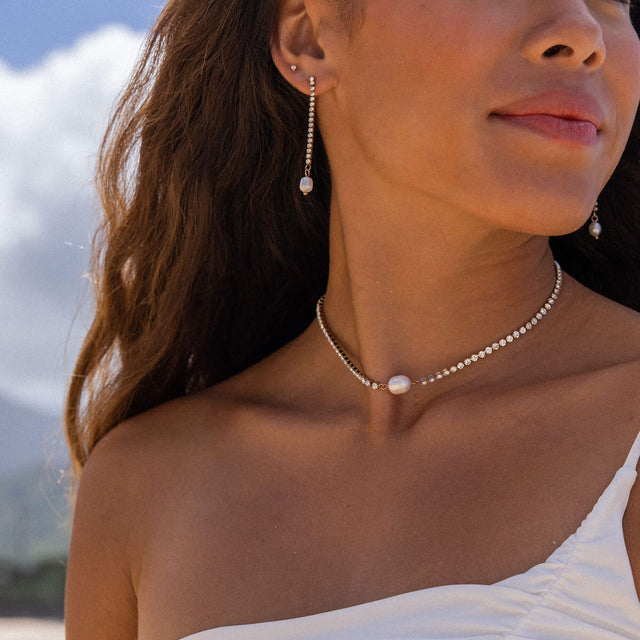 Elegante PURELEI Halskette mit Perlen und funkelnden Steinen, getragen am Hals.