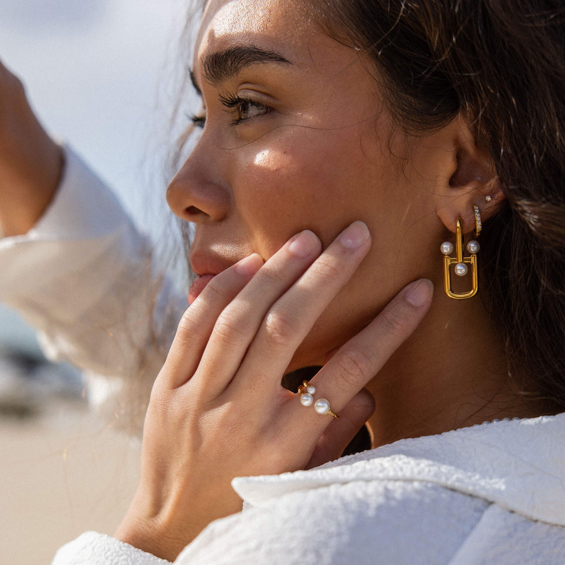 Roségoldene Ohrringe mit Perlen und passender Ring von PURELEI, elegant und feminin.
