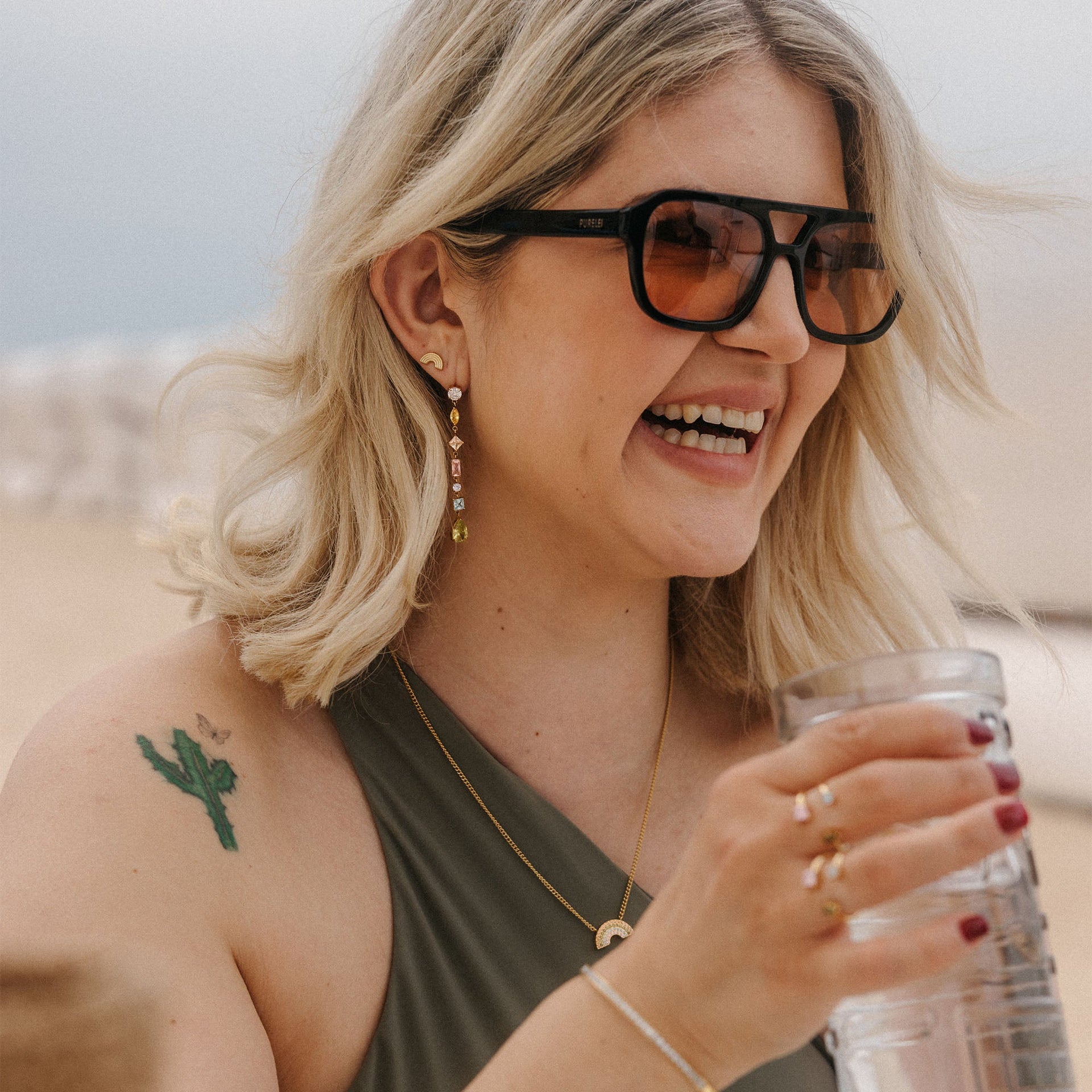 Vivid Fusskettchen mit bunten Zirkoniasteinen in Edelstahl, sommerlich leicht, PURELEI-Style am Strand getragen.