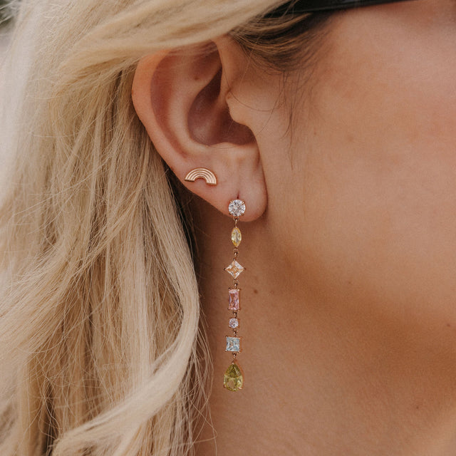 Roségoldene Ohrringe mit funkelnden Steinen von PURELEI, elegant und feminin.