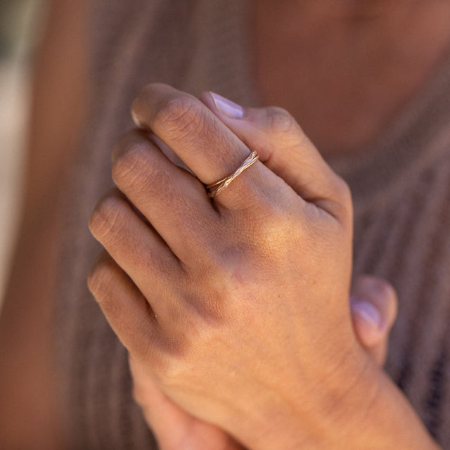 PURELEI Double Match Anxiety Ring in gehämmertem Roségold, elegant am Handgelenk getragen, feminine Ästhetik.