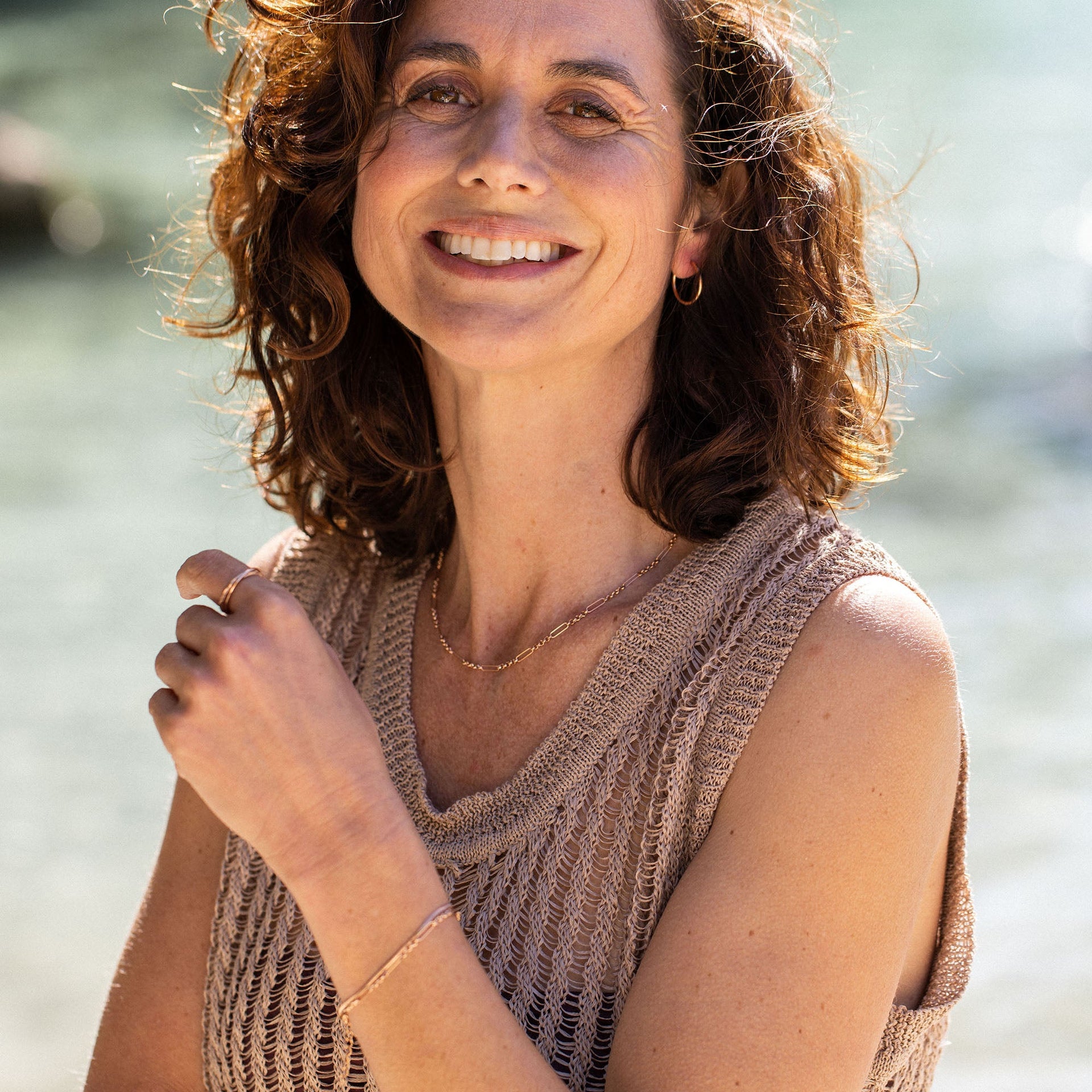 Double Match Anxiety Ring von PURELEI, vergoldet, ineinander verschlungene Ringe, getragen, warmes Sonnenlicht, elegante Leichtigkeit.